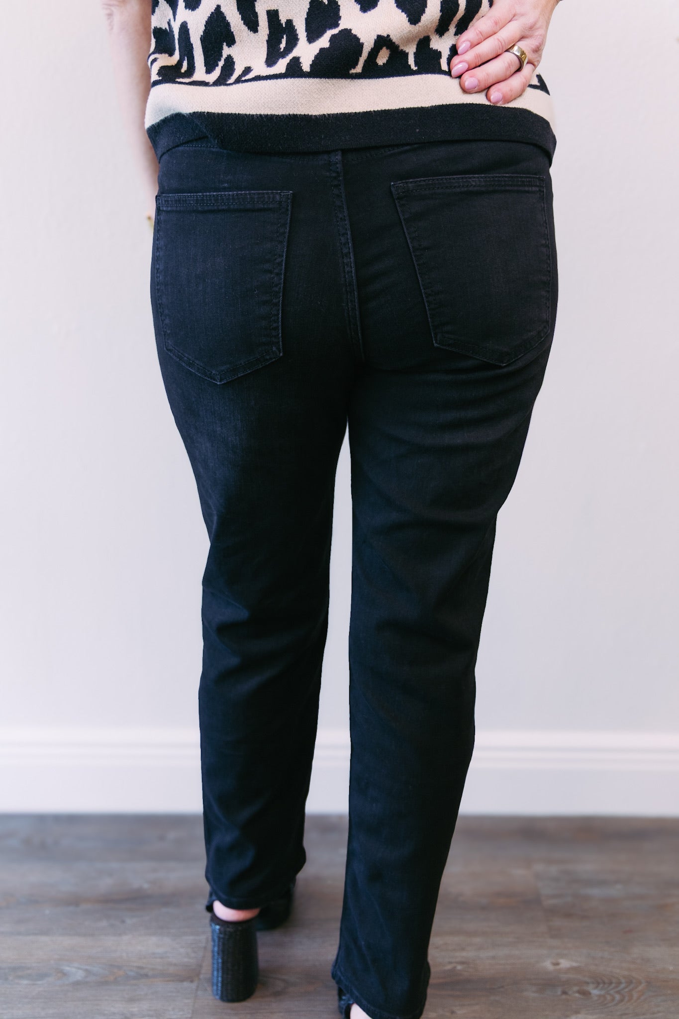 [KUT] Rachael High Rise Mom Jean - Black Uplifting