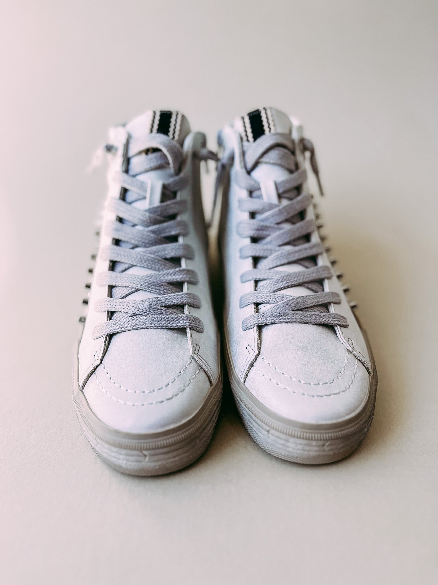 Roxie Sneakers- Metallic White