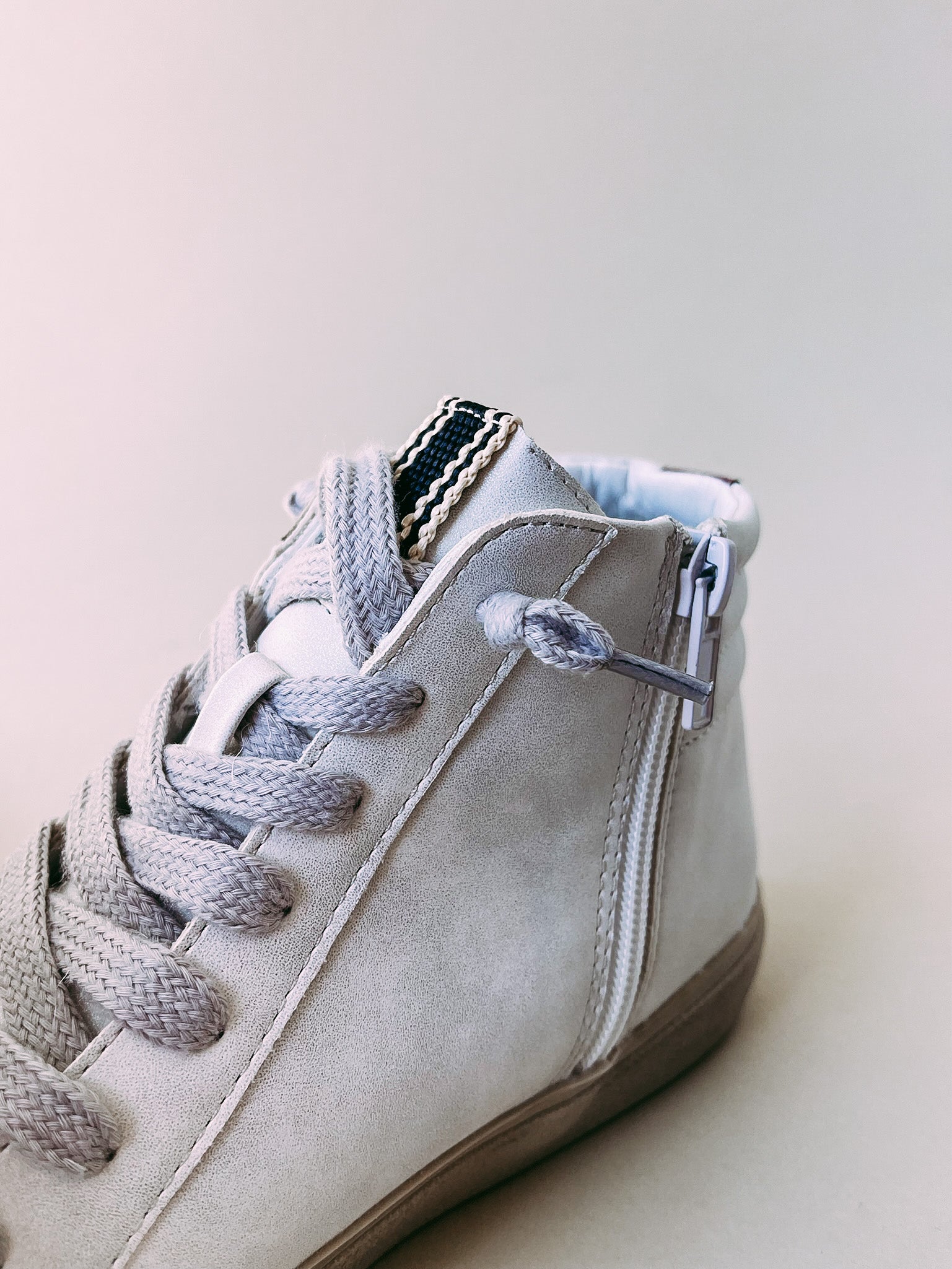 Roxie Sneakers- Metallic White